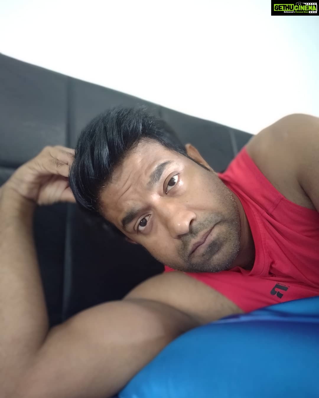 Vennela Kishore Instagram - Net slow moments.. Feelin low moments.. Thats when you realize.. Buffering is a weirdest Suffering #EppatikiUploadavuddoEmoPo