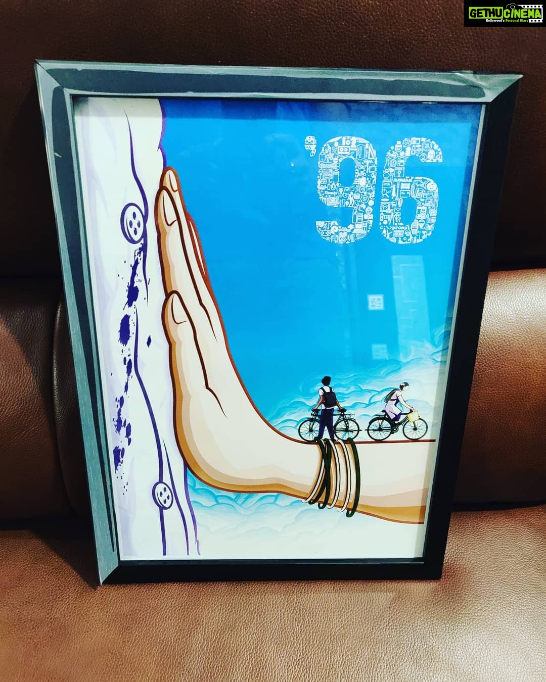 Vennela Kishore Instagram - Finally..found the right one for my wall decor๐๐ #96TheMovie #FanForever Thank you @shravyavarma for finding it๐