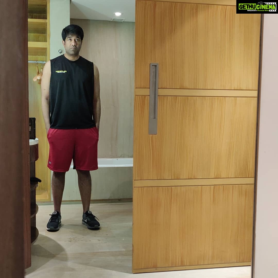 Vennela Kishore Instagram - Boy next door selfie.. PS: yes its a selfie..find the camera if u can𤩠Chennai, India