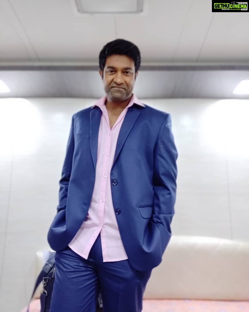 Vennela Kishore Instagram - Suits suit my mood just fine😎 Tried finding quotes on suits but ended up getting the TV series quotes..so played safe😝😝