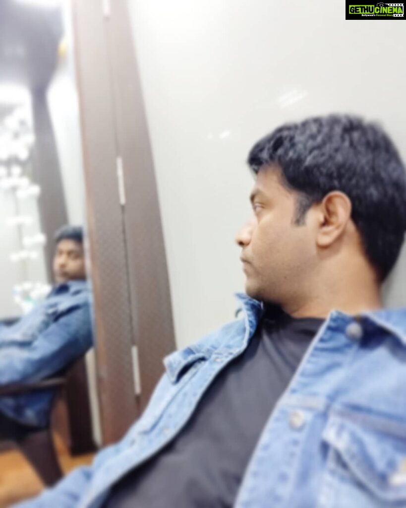Vennela Kishore Instagram - Creativity is like a muscle. It must be stretched, challenged, and occasionally pushed past its comfort zone until you get results as shitty as this one🤣🤣..thats when you should stop.. #EmHashtagoEmoPo