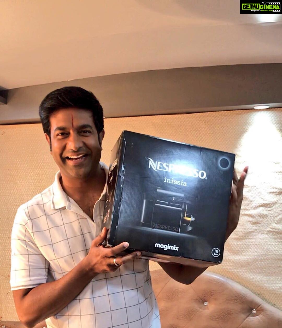 Vennela Kishore Instagram - Thank you @chayakkineni ji for the lovely surprise gift๐๐..Now as a proud owner of an Espresso Maker I can sing ๐ผ๐ผzinda hu yaar..coffee hai๐ผ๐ผ๐๐