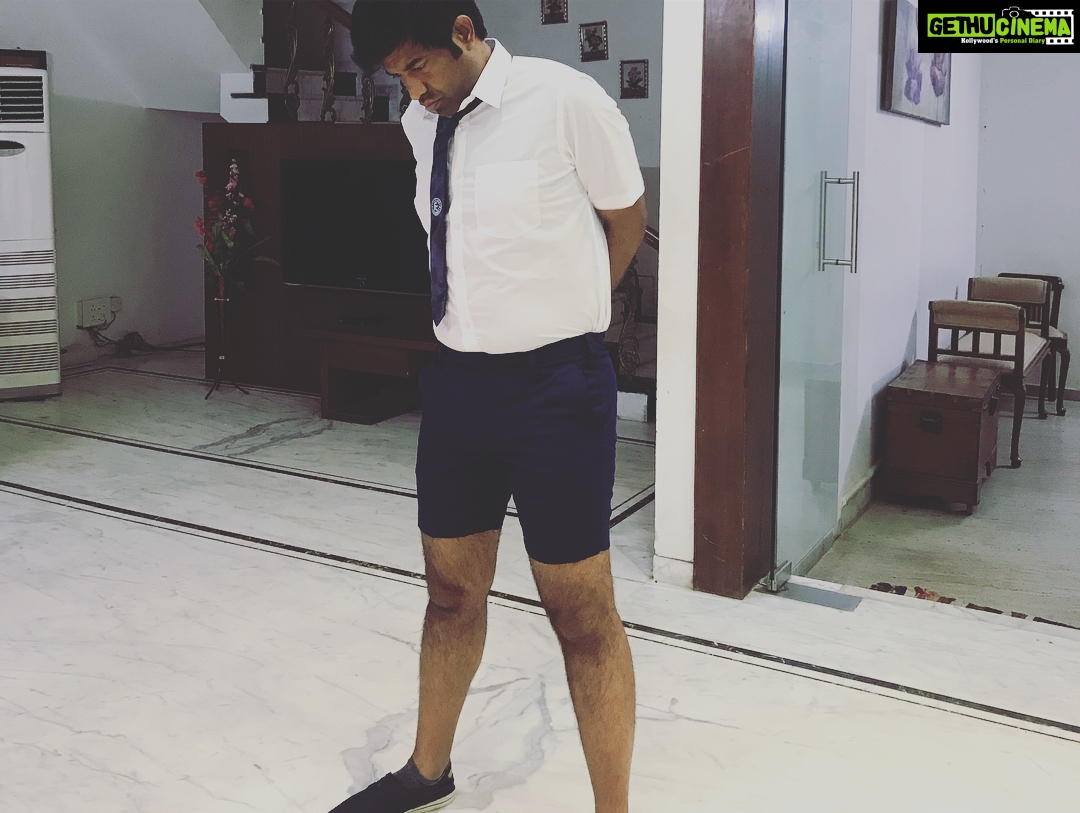 Vennela Kishore Instagram - ‘Back2School’ theme party this time and yep was lil cranky🤣 coz everyone got shorts n i got a boxer🤦🏻♂️🙄😠🙈.. #FlyingColors #MonthlyMeet