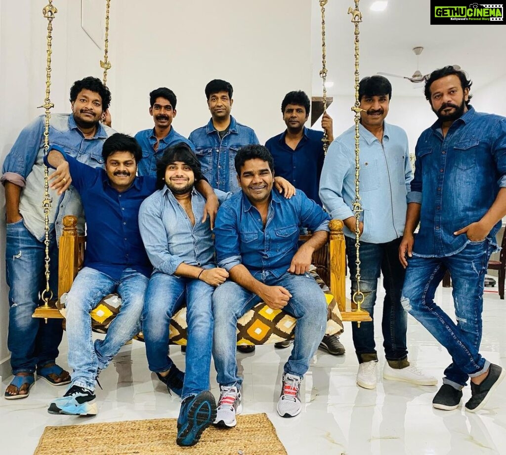Vennela Kishore Instagram - Our Monthly #FlyingColors Meet🤩 was followed by a Delicious Denim Dinner 😍🤟🏽🔥