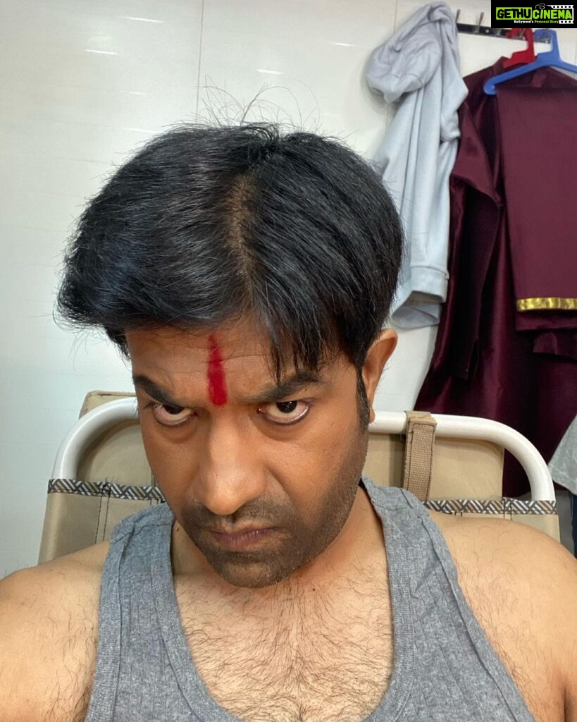 Vennela Kishore Instagram - When you prep up well to say the dialogue “Abey chotu do chai leke aa” and soon realise you r the chotu in the shot #GravityHurtsInTheGlutes 🤪