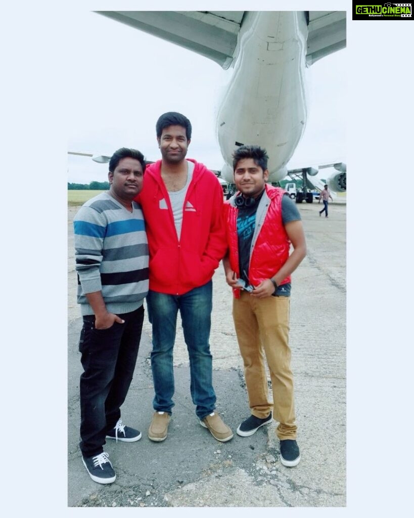 Vennela Kishore Instagram - Cargo plane pic ki charter plane expression😝 #throwbackthree @thagubothramesh @naveenneni