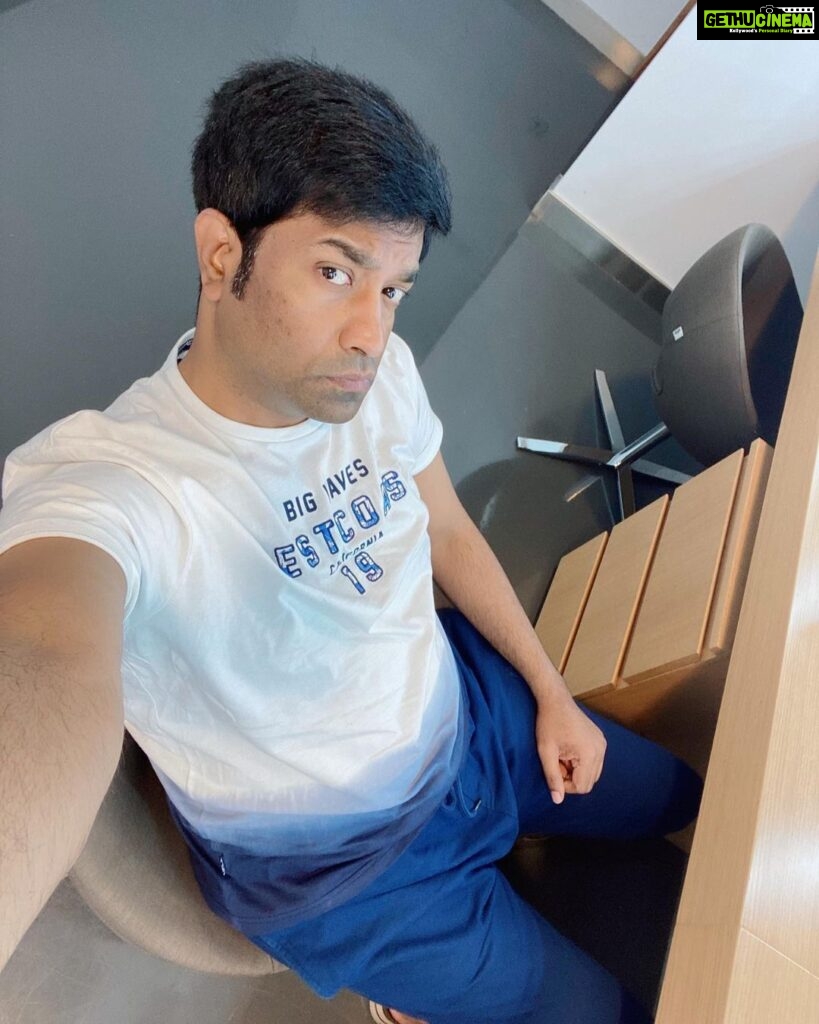 Vennela Kishore Instagram - 11 am is all about walking the fine line between grumpy and hungry..2 hours to go🤪 #AntheThatsAll