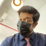 Vennela Kishore Instagram - Finally found the sleeker cousin of the blue disposal mask..mera wala black😛🤟🏽 #JustMaskingAround 🤪