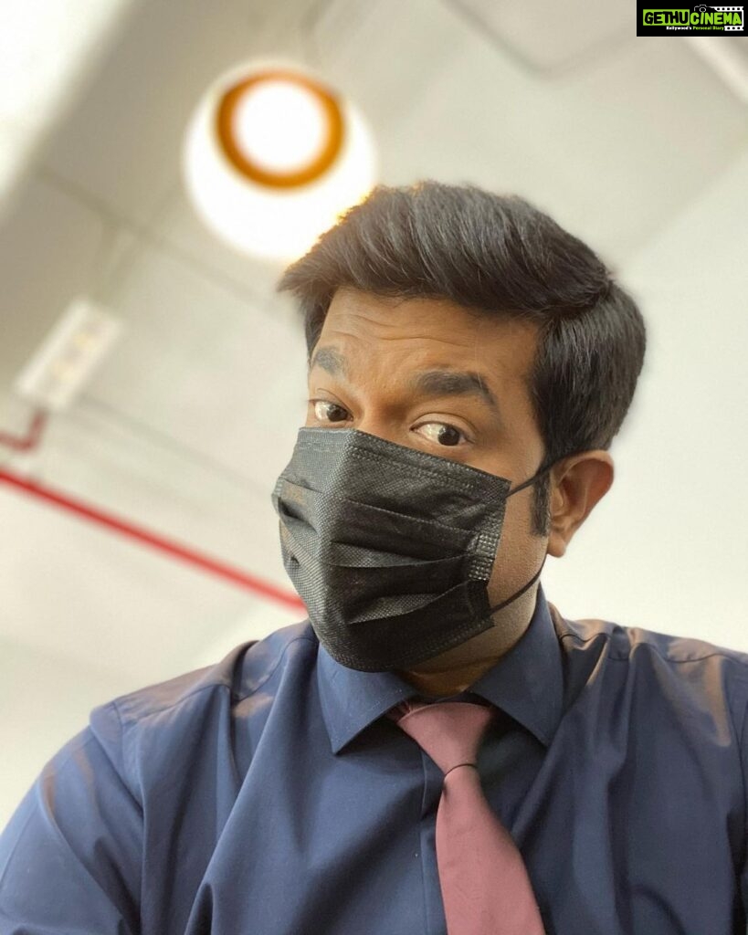 Vennela Kishore Instagram - Finally found the sleeker cousin of the blue disposal mask..mera wala black😛🤟🏽 #JustMaskingAround 🤪