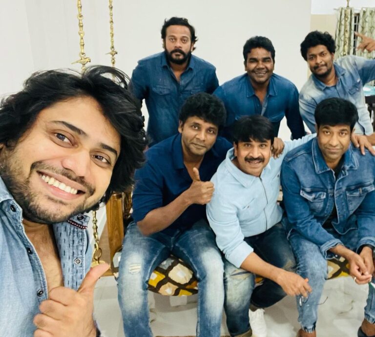 Vennela Kishore Instagram - Our Monthly #FlyingColors Meet🤩 was followed by a Delicious Denim Dinner 😍🤟🏽🔥