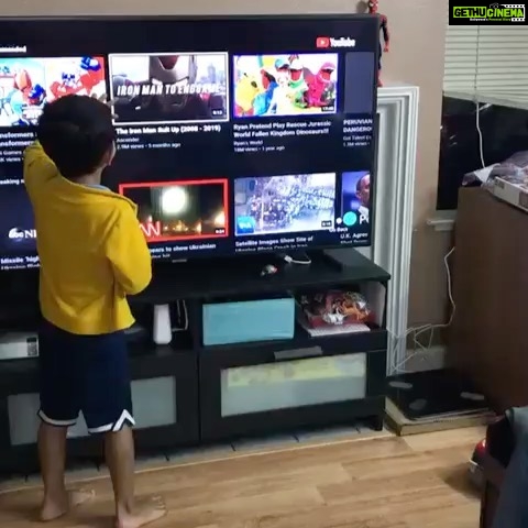 Vennela Kishore Instagram - My nephew practicin to prank his fellow friends that he got a touch screen tv by hiding remote in his hand!! Mind blowing Sync🤩🤣 #PillalraMeeru