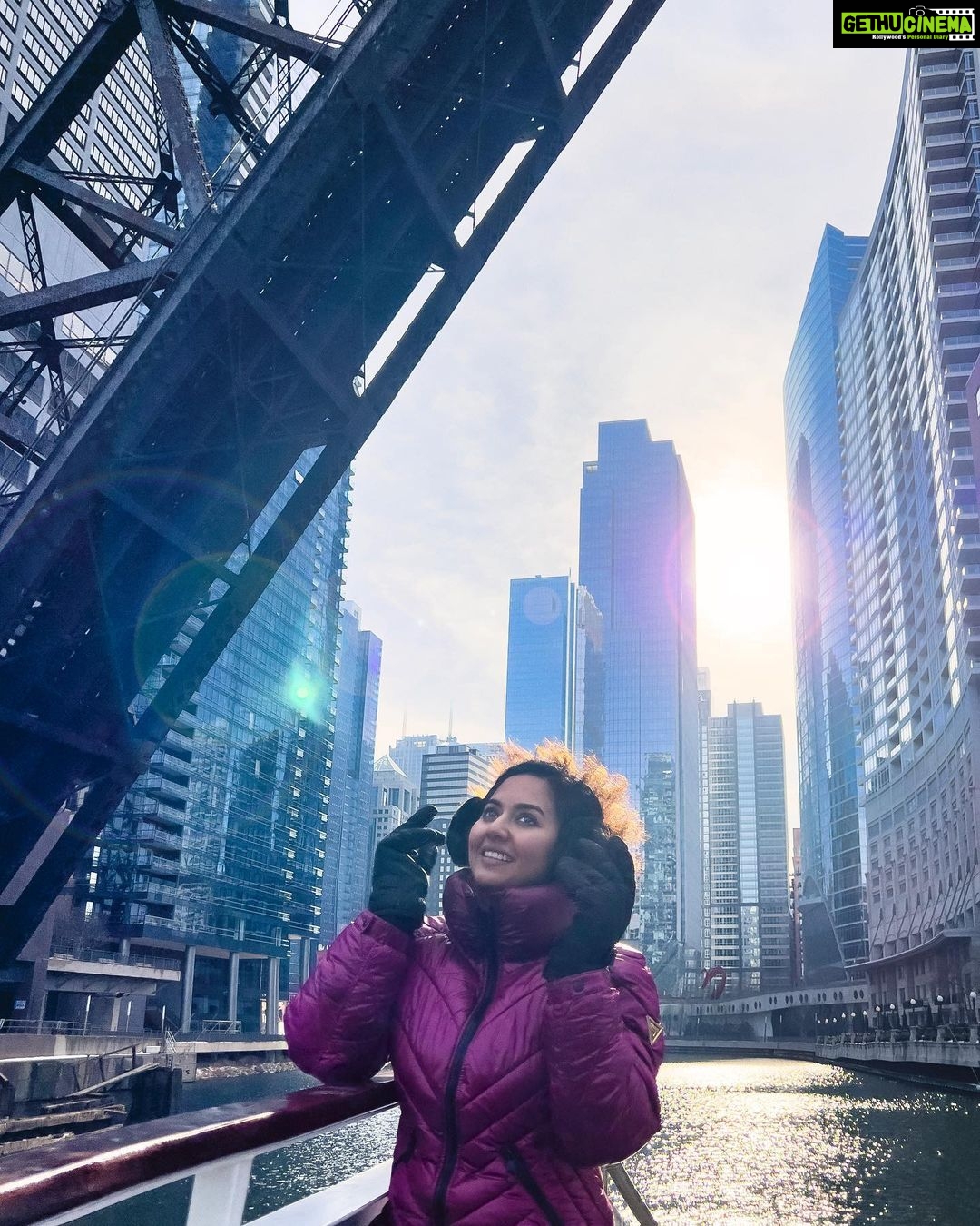 Vidhya Instagram - A cold and windy day at Chicago😍 Chicago Downtown