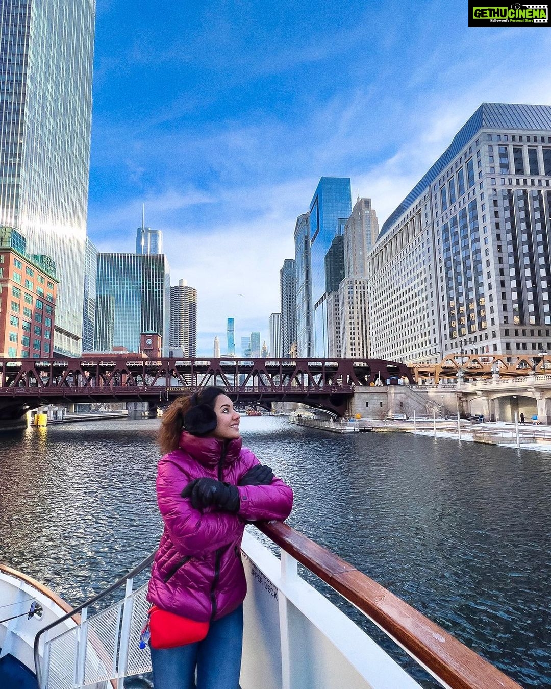 Vidhya Instagram - A cold and windy day at Chicago😍 Chicago Downtown