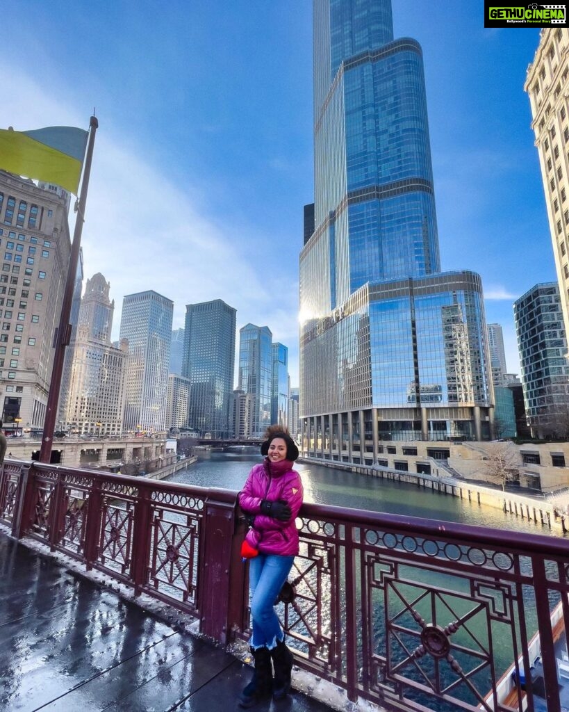 Vidhya Instagram - A cold and windy day at Chicago😍 Chicago Downtown