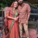 Vidhya Mohan Instagram – Yes iam back..
@suntv ABHIYUM NAANUM
along with my sweet buddy 
@vidyavinumohan 
And my cute thangam 
@riyamanoj_official 
Let’s load Twists and turns.. Kovur, Kanchipuram