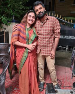 Vidhya Mohan Instagram - Yes iam back..
@suntv ABHIYUM NAANUM
along with my sweet buddy 
@vidyavinumohan 
And my cute thangam 
@riyamanoj_official 
Let's load Twists and turns..