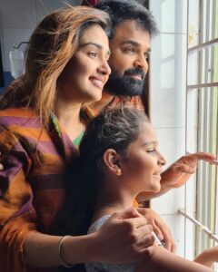 Vidhya Mohan Instagram - Yes iam back..
@suntv ABHIYUM NAANUM
along with my sweet buddy 
@vidyavinumohan 
And my cute thangam 
@riyamanoj_official 
Let's load Twists and turns..