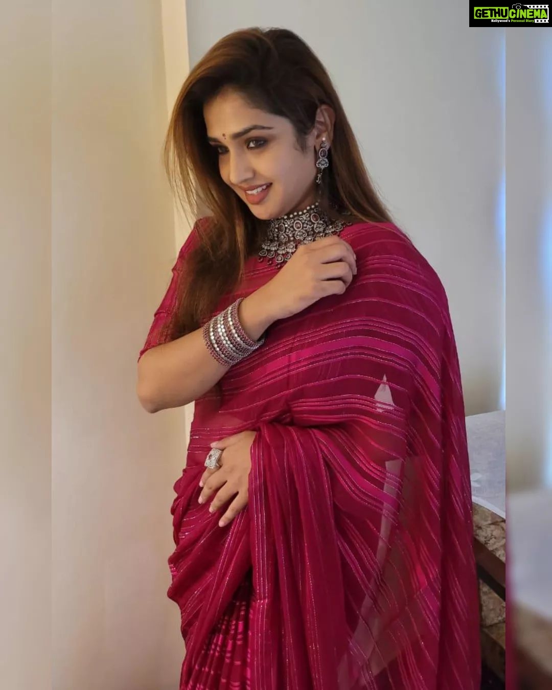 Vidhya Mohan Instagram - ❤️❤️ #happy #me #reelsındia #new #newyork #red #yummy #love #travelphotography #quotes #workout #engagement #yummy #udaipur #instagramreels #onamspecial #photooftheday #apple #saree #dogsofinstagram #festival #gym #hot #jungkook