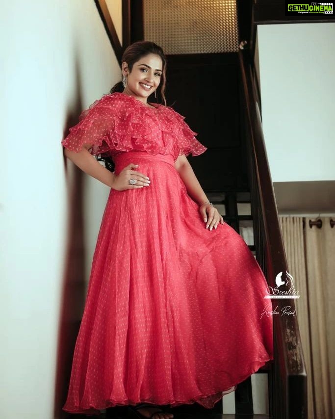 Vidhya Mohan Instagram - ശലഭം series by @sreshtamakeup In frame @vidyavinumohan Photography @krishna_prasad_g_s Jewellery @akshayagold_palakkad Costume @rehanabasheerofficial Video @soorajframes Styling @rajishasasi Location @nihararesorts Edits @jyothispulari Photo assistant @surpreyes_media Production support @vishnuc111