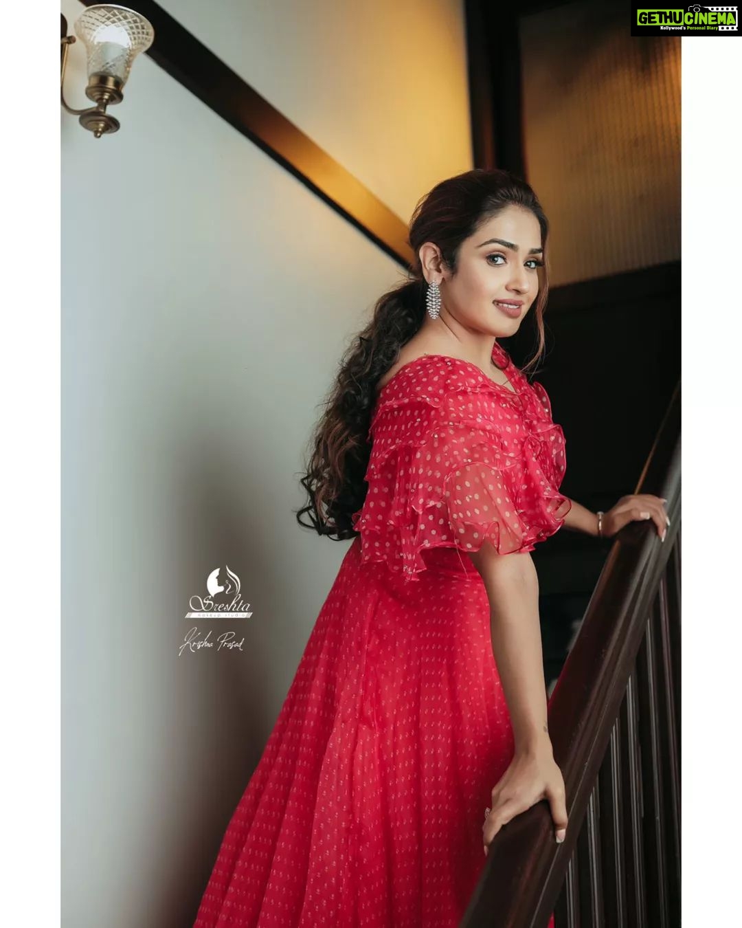 Vidhya Mohan Instagram - ശലഭം series by @sreshtamakeup In frame @vidyavinumohan Photography @krishna_prasad_g_s Jewellery @akshayagold_palakkad Costume @rehanabasheerofficial Video @soorajframes Styling @rajishasasi Location @nihararesorts Edits @jyothispulari Photo assistant @surpreyes_media Production support @vishnuc111
