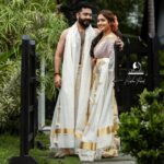 Vidhya Mohan Instagram - ശലഭം In frame @vidyavinumohan @vinumohan_actor Photography @krishna_prasad_g_s Jewellery @akshayagold_palakkad Costume @pranatistyles Video @soorajframes Styling @rajishasasi Location @nihararesorts Edits @jyothispulari Photo assistant @surpreyes_media Production support @vishnuc111