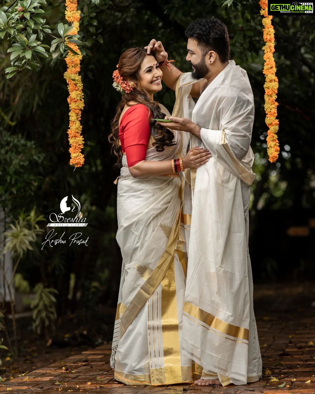 Vidhya Mohan Instagram - ശലഭം In frame @vidyavinumohan @vinumohan_actor Photography @krishna_prasad_g_s Jewellery @akshayagold_palakkad Costume @pranatistyles Video @soorajframes Styling @rajishasasi Location @nihararesorts Edits @jyothispulari Photo assistant @surpreyes_media Production support @vishnuc111