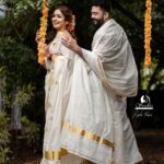Vidhya Mohan Instagram - ശലഭം In frame @vidyavinumohan @vinumohan_actor Photography @krishna_prasad_g_s Jewellery @akshayagold_palakkad Costume @pranatistyles Video @soorajframes Styling @rajishasasi Location @nihararesorts Edits @jyothispulari Photo assistant @surpreyes_media Production support @vishnuc111