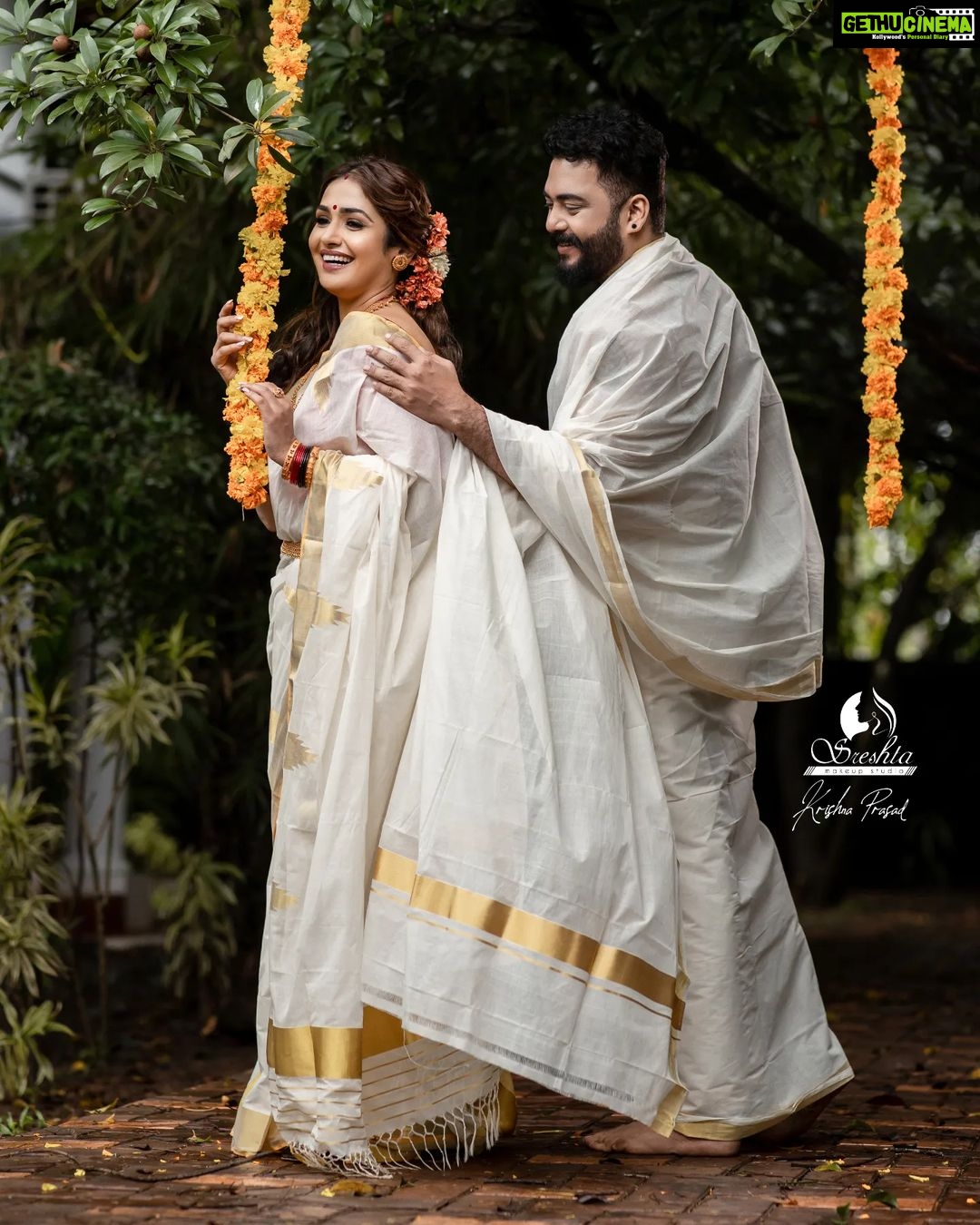 Vidhya Mohan Instagram - ശലഭം In frame @vidyavinumohan @vinumohan_actor Photography @krishna_prasad_g_s Jewellery @akshayagold_palakkad Costume @pranatistyles Video @soorajframes Styling @rajishasasi Location @nihararesorts Edits @jyothispulari Photo assistant @surpreyes_media Production support @vishnuc111
