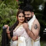 Vidhya Mohan Instagram - ശലഭം In frame @vidyavinumohan @vinumohan_actor Photography @krishna_prasad_g_s Jewellery @akshayagold_palakkad Costume @pranatistyles Video @soorajframes Styling @rajishasasi Location @nihararesorts Edits @jyothispulari Photo assistant @surpreyes_media Production support @vishnuc111