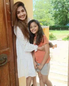 Vidhya Mohan Instagram - Happy together 😍❤️ @vidyavinumohan . . . . #momdaughter #abiyumnaanum #bonding #vidyavinomohan #riyamanoj_official #meenama #abi #suntv