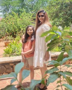 Vidhya Mohan Instagram - Happy together 😍❤️ @vidyavinumohan 
.
.
.
.
#momdaughter #abiyumnaanum #bonding #vidyavinomohan #riyamanoj_official #meenama #abi #suntv