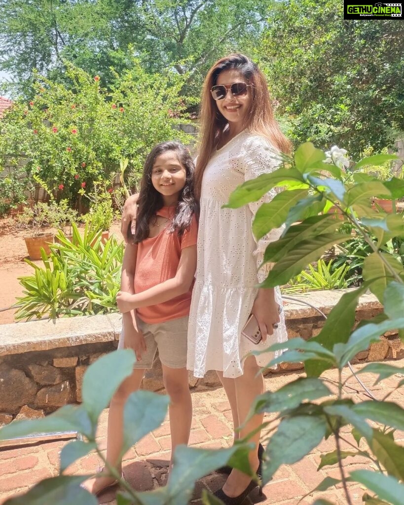 Vidhya Mohan Instagram - Happy together 😍❤️ @vidyavinumohan . . . . #momdaughter #abiyumnaanum #bonding #vidyavinomohan #riyamanoj_official #meenama #abi #suntv