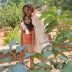 Vidhya Mohan Instagram – Happy together 😍❤️ @vidyavinumohan 
.
.
.
.
#momdaughter #abiyumnaanum #bonding #vidyavinomohan #riyamanoj_official #meenama #abi #suntv
