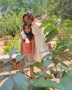 Vidhya Mohan Instagram - Happy together 😍❤️ @vidyavinumohan 
.
.
.
.
#momdaughter #abiyumnaanum #bonding #vidyavinomohan #riyamanoj_official #meenama #abi #suntv