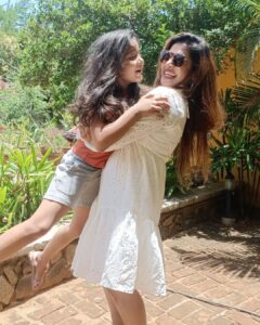 Vidhya Mohan Instagram - Happy together 😍❤️ @vidyavinumohan 
.
.
.
.
#momdaughter #abiyumnaanum #bonding #vidyavinomohan #riyamanoj_official #meenama #abi #suntv