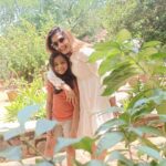 Vidhya Mohan Instagram – Happy together 😍❤️ @vidyavinumohan 
.
.
.
.
#momdaughter #abiyumnaanum #bonding #vidyavinomohan #riyamanoj_official #meenama #abi #suntv