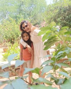 Vidhya Mohan Instagram - Happy together 😍❤️ @vidyavinumohan 
.
.
.
.
#momdaughter #abiyumnaanum #bonding #vidyavinomohan #riyamanoj_official #meenama #abi #suntv