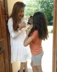 Vidhya Mohan Instagram - Happy together 😍❤️ @vidyavinumohan 
.
.
.
.
#momdaughter #abiyumnaanum #bonding #vidyavinomohan #riyamanoj_official #meenama #abi #suntv