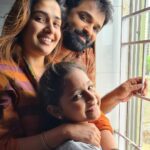 Vidhya Mohan Instagram – Yes iam back..
@suntv ABHIYUM NAANUM
along with my sweet buddy 
@vidyavinumohan 
And my cute thangam 
@riyamanoj_official 
Let’s load Twists and turns.. Kovur, Kanchipuram