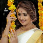 Vidhya Mohan Instagram - ശലഭം Series by @sreshtamakeup In frame @vidyavinumohan @vinumohan_actor Photography @krishna_prasad_g_s Jewellery @akshayagold_palakkad Costume @pranatistyles Video @soorajframes Styling @rajishasasi Location @nihararesorts Edits @jyothispulari Photo assistant @surpreyes_media Production support @vishnuc111