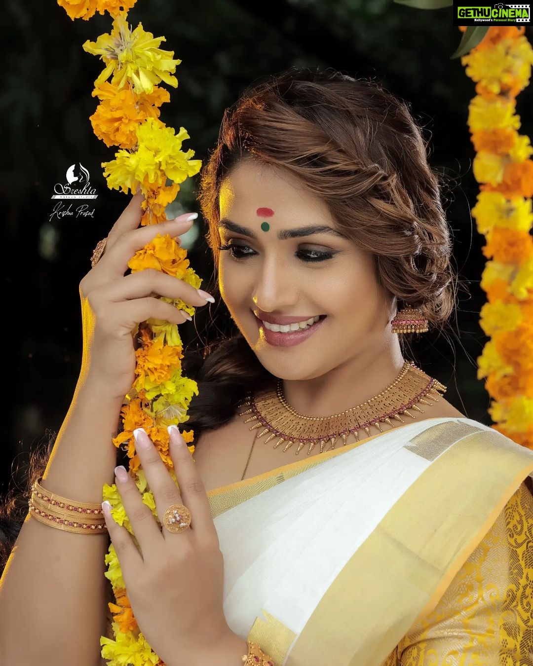 Vidhya Mohan Instagram - ശലഭം Series by @sreshtamakeup In frame @vidyavinumohan @vinumohan_actor Photography @krishna_prasad_g_s Jewellery @akshayagold_palakkad Costume @pranatistyles Video @soorajframes Styling @rajishasasi Location @nihararesorts Edits @jyothispulari Photo assistant @surpreyes_media Production support @vishnuc111