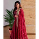 Vidhya Mohan Instagram - ❤️❤️ Costumer: @rehanabasheerofficial Makeup: @sreshtamakeup #day #me #viral #vidyavinumohan❤ #picoftheday #xmas #red #saree #keralagram #keralasaree #mallu #movie