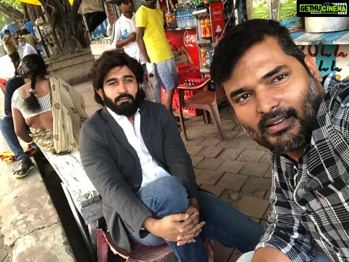 Vijay Antony Instagram - 🙌 with my director 🎬 from the sets of #AgniSiragugal #directornaveen #ammacreations @arunvijayno1 @aksharaa.haasan