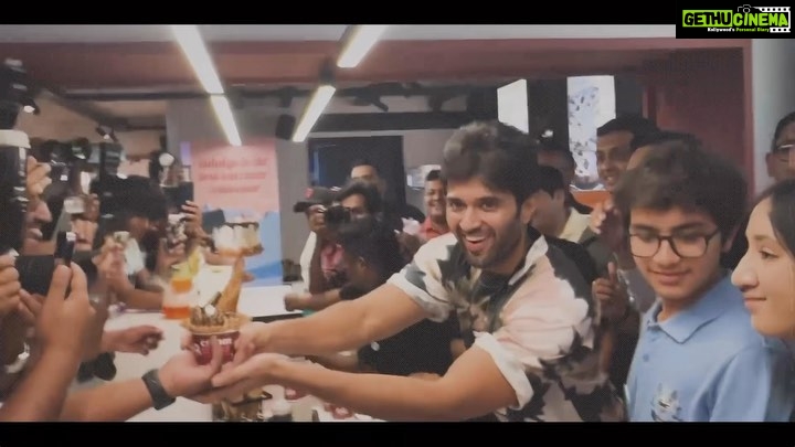 Vijay Deverakonda Instagram - A tradition that started from 1 city and an idea to throw a party to my city in 2018. This year - we did it in 8 cities and managed to make a little memory with thousands of you ❤️ Thank you @creamstone and my amazing Rowdies who executed this across the country. I feel all of your love 🥰 #TheDeverakondaBirthdayTruck