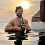 Vijay Deverakonda Instagram - A year where we all had moments, when we laughed hard, cried quietly, chased goals, won some, lost some :) We need to celebrate everything :) cuz that is life. Happy new year my loves ❤️ Have a great new year!