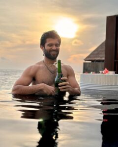 Vijay Deverakonda Instagram - A year where we all had moments, when we laughed hard, cried quietly, chased goals, won some, lost some :) 

We need to celebrate everything :) cuz that is life. 

Happy new year my loves ❤️
Have a great new year!