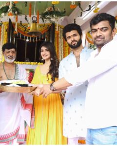Vijay Deverakonda Instagram - 12.

@gowtamnaidu @sreeleela14 @anirudhofficial @nagavamsi19 #SaiSoujanya @navinnooli @girishgangadharan @sitharaentertainments @Fortune4Cinemas #SrikaraStudios