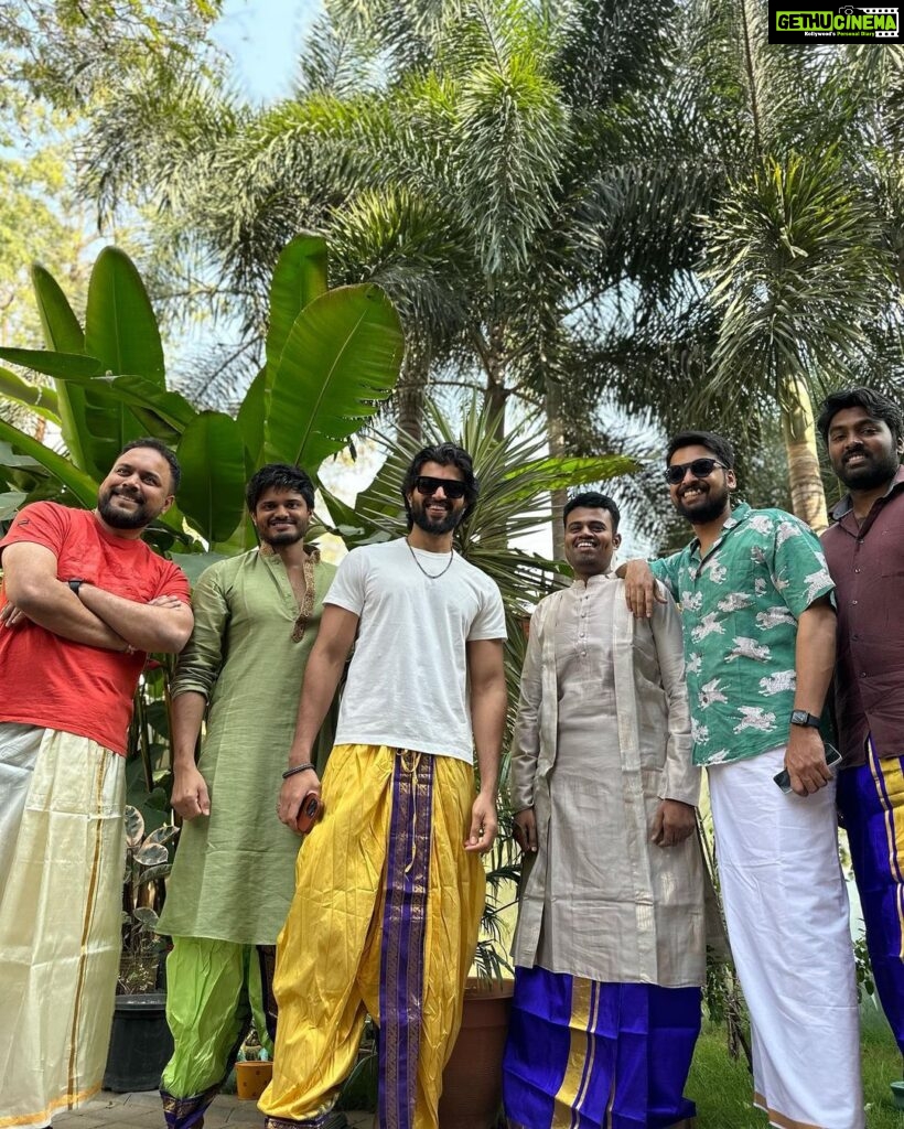 Vijay Deverakonda Instagram - Telugu boys wishing you all a Happy Sankranti 😘❤️