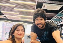 Vijayalakshmi Instagram - Positive mind, good workout, healthy diet, peaceful sleep, happy vibes and loads of lovely people around.. make you #reverseage In my case last two pics play a major role ♥️ @feroz_roz
