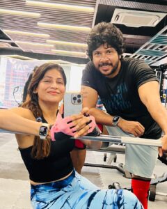 Vijayalakshmi Instagram - Positive mind, good workout, healthy diet, peaceful sleep, happy vibes and loads of lovely people around.. make you #reverseage In my case last two pics play a major role ♥️ @feroz_roz